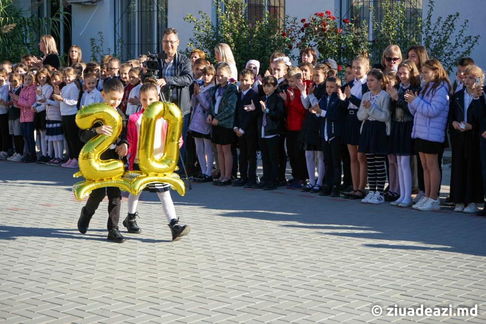 Reportaj FOTO// L. T. „Dimitrie Cantemir” din Cahul a marcat 20 de ani de activitate
