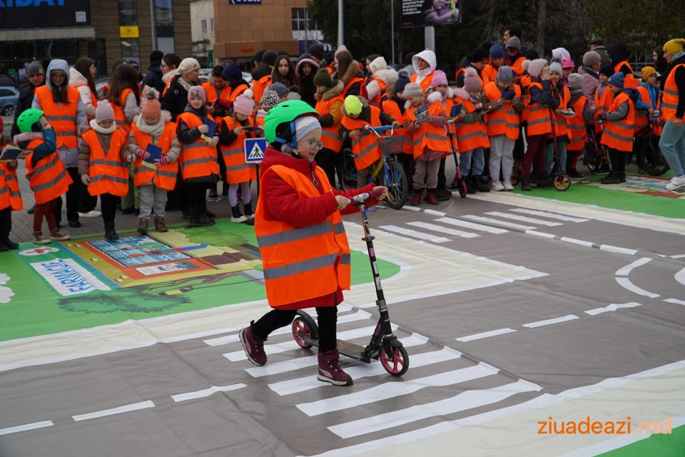 FOTO// Polițiștii au desfășurat o lecție de educație rutieră pentru copiii din Cahul