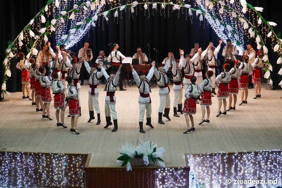 REPORTAJ FOTO// Ansamblul „Izvorașul” închide festivalul Mărțișor 2023 la Cahul