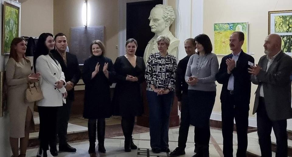 ''Emoții printre culori''. Pictorii din Cahul și-au expus lucrările în  municipiul Câmpina din România