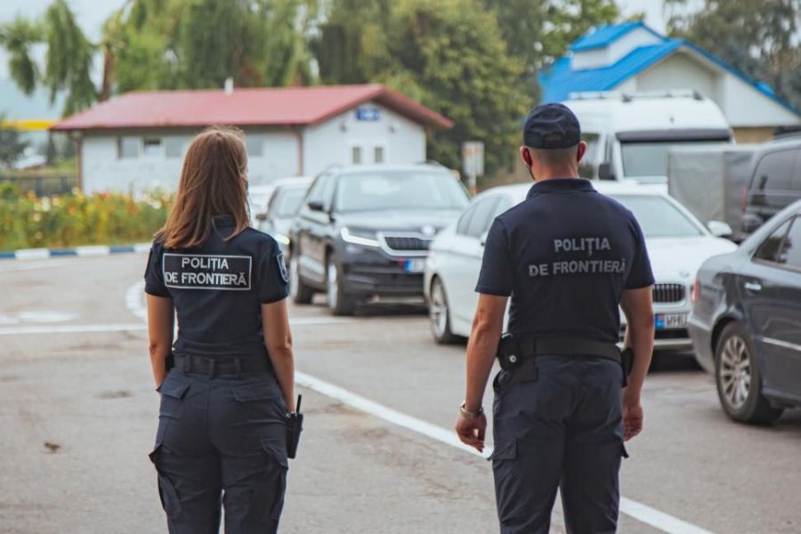 O polițistă de frontieră și un inspector vamal - trimiși în judecată. Ar fi falsificat intrarea în Moldova a unui Mercedes înregistrat în Polonia, cu o șoferiță fictivă din România