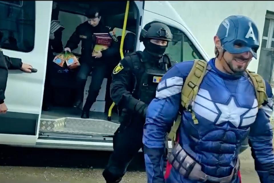 VIDEO// Mascații de la Fulger la spitalul din Cahul: Și-au pus alte măști pentru a felicită copiii