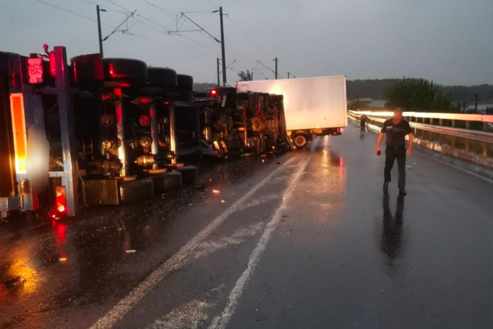 Bătaie cu bâte, topoare și săbii între clanuri, într-o comună din Galați. Agresorii sunt căutați