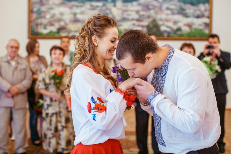 От бумажной свадьбы до бриллиантовой: значение каждого года брака и традиционные подарки