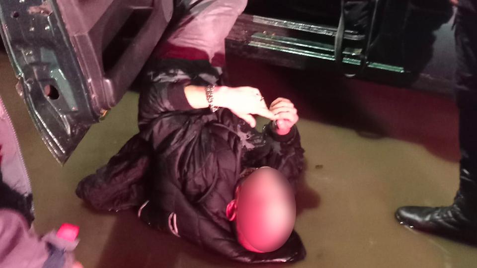 A încercat să fure o mașină și a sărit cu cuțitul la proprietar când acesta l-a prins