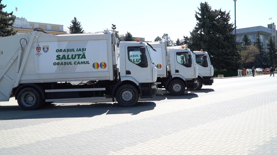 Municipiul Iași a donat 3 autospeciale pentru evacuarea deșeurilor pentru mun. Cahul //VIDEO