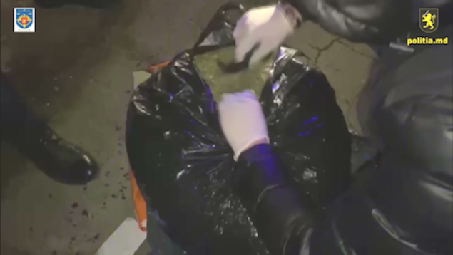 Video// Nouă ani de închisoare pentru infractorul din Cahul reținut cu marijuana, în drum spre Vulcănești. Captura totală valorează circa 1.500.000 lei