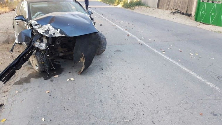 FOTO // Doi tineri băuți au intrat cu mașina într-un copac, la Cahul. Unul se zbate între viață și moarte