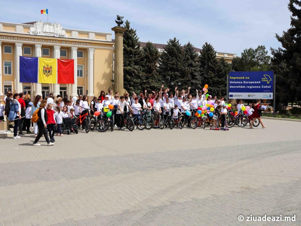 FOTO// Velotur și discursuri emoționante în Piața Independenței de Ziua Internațională a Familiei