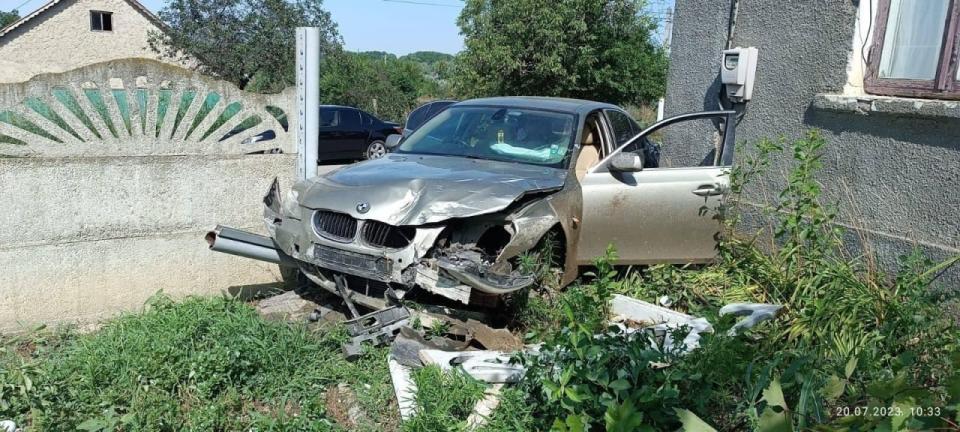 Un șofer de 22 de ani a intrat cu BMW-ul în curtea Poliției de Frontieră