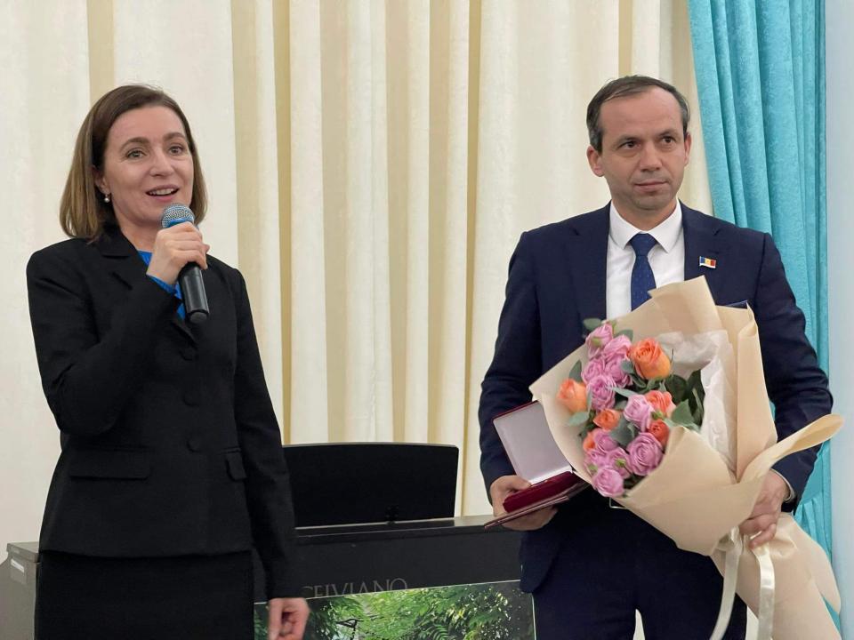 Maia Sandu l-a decorat pe Nicolae Dandiş cu Ordinul de Onoare al Republicii Moldova