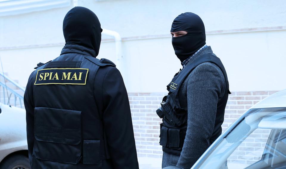 FLASH // Operațiune SPIA, la Cantemir. Șase polițiști au fost reținuți