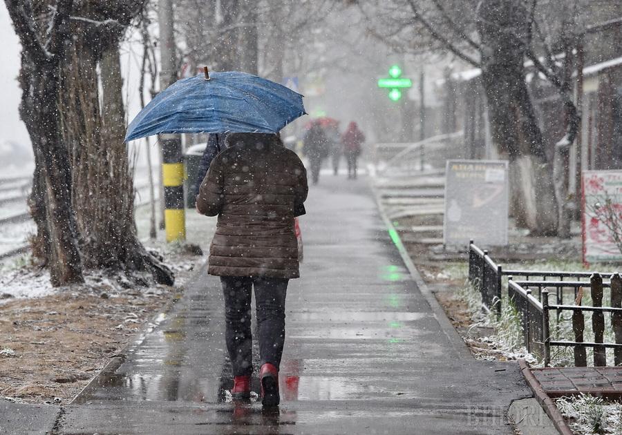 Lapoviță la noapte, în Moldova. Meteorologii prognozează zăpadă mixtă și înghețuri