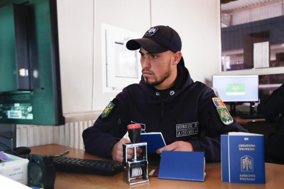 Trei călători, depistați cu acte falsificate în weekendul trecut la frontiera de sud