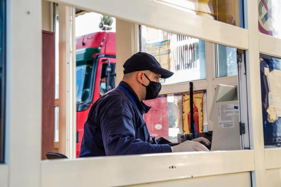 Doi șoferi de microbuze, documentați pentru deținerea actelor falsificate la PTF Cahul