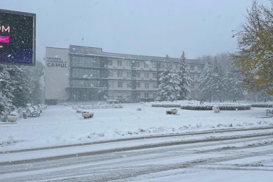 Mașini blocate, copaci și acoperișuri dărâmate, lucrul drumarilor. Cum a fost simțită ninsoarea de astăzi de către cititorii noștri