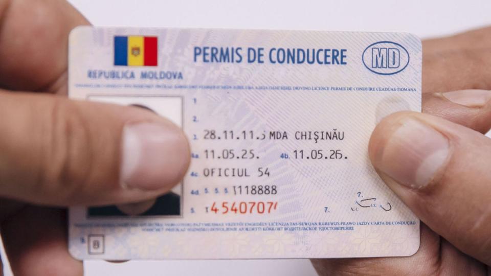 Permis de conducere contra 750 de euro. Un bărbat a fost reținut de ofițerii DGT Sud a CNA