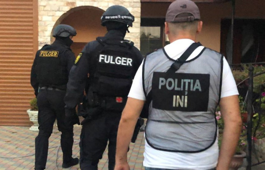 VIDEO// Percheziții la Cahul, Cantemir și Chișinău - arme și muniții deținute ilegal depistate de polițiști