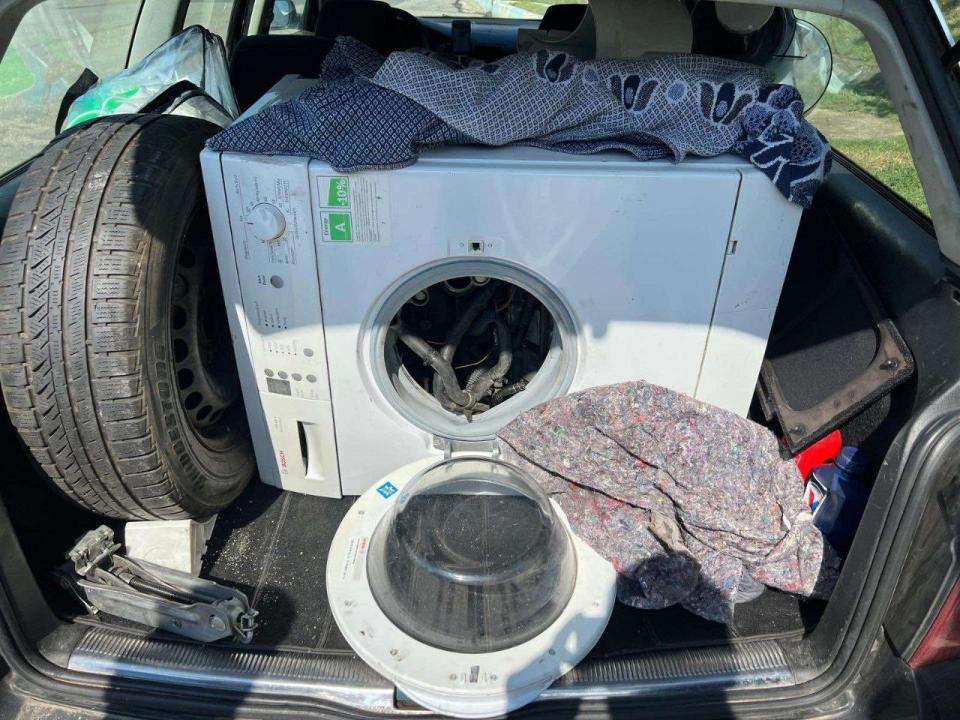 Motor auto camuflat într-o mașină de spălat, depistat de vameși la Giurgiulești