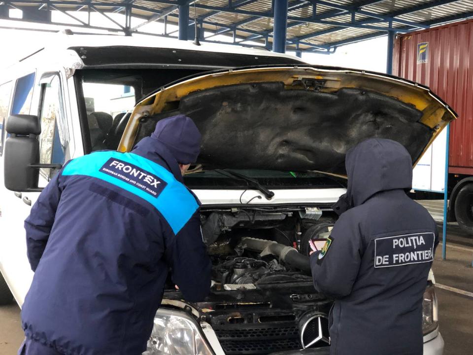 Un microbuz furat din Italia, identificat în PTF Cahul