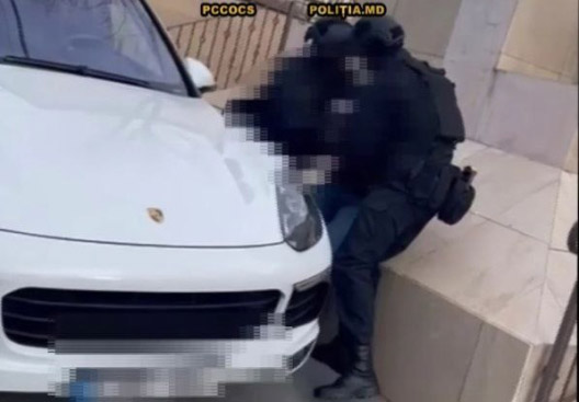 Dosarul celor două milioane de țigări de la Sud: „ar fi comandat” sustragerea documentelor din mașina ridicată, cu care au accidentat polițiștii care-i urmăreau /VIDEO