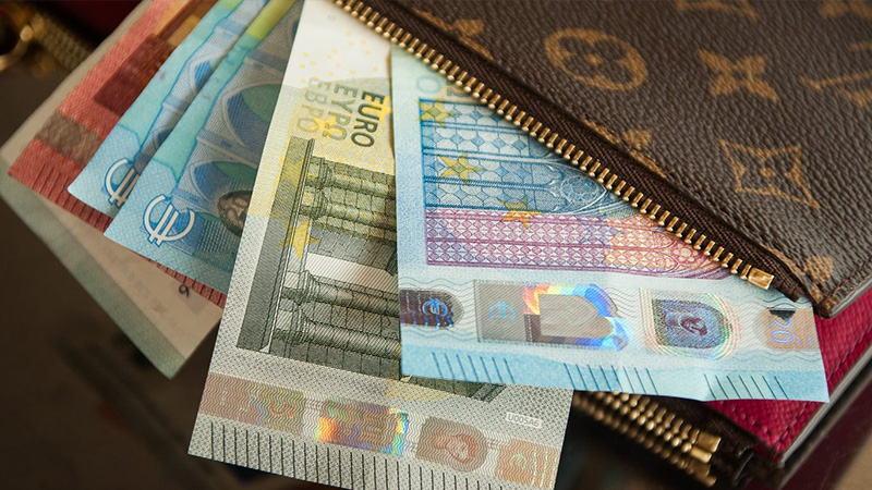 A găsit în taxi un portmoneu cu 1300 de EURO. Află cum a procedat