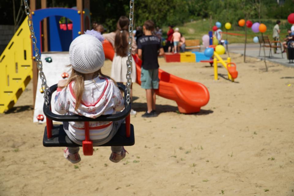 FOTO// Copiii din Cotihana beneficiază de un teren de joacă modern