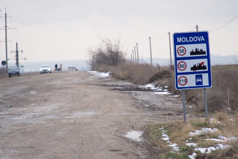 Două persoane au fost reținute pentru organizarea migrației ilegale. Ar fi colectat  peste 16 mii de dolari