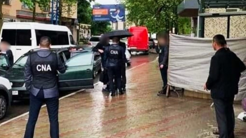 A încercat să ajute un tânăr să obțin permis de conducere contra 700 de euro. Un angajat al Penitenciarului nr.5 din Cahul, reținut de CNA