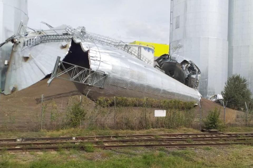 Două silozuri s-au prăbușit la Giurgiulești. Nimeni nu a avut de suferit //FOTO