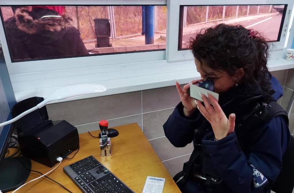 Doi bărbați depistați cu permise de conducere falsificate  la PTF Cahul