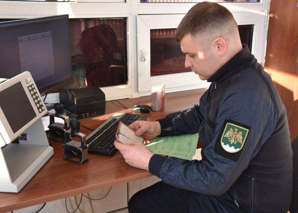Un șofer de rută „Moldova-Franța” cercetat într-un caz de fraudă documentară la PTF Cahul