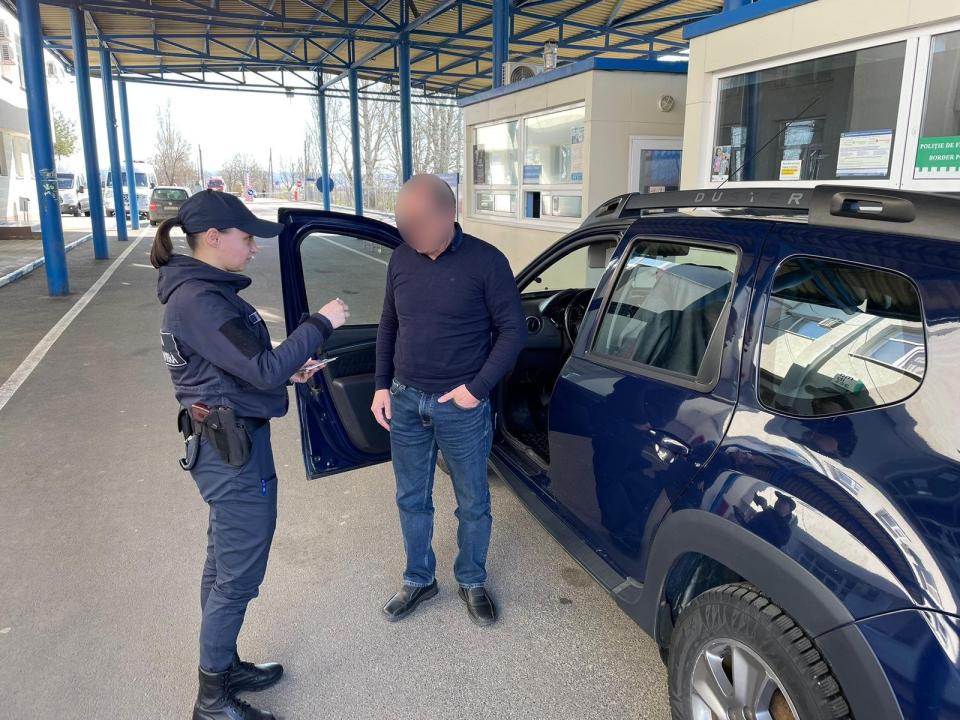 Timp de 10 ani a folosit un permis de conducere falsificat, oprit la PTF Cahul
