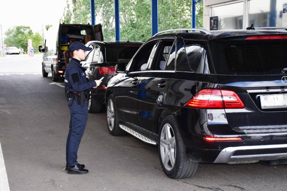 Водителя с поддельными правами, поймали на Кагульской таможне. Купила их за 3000 евро