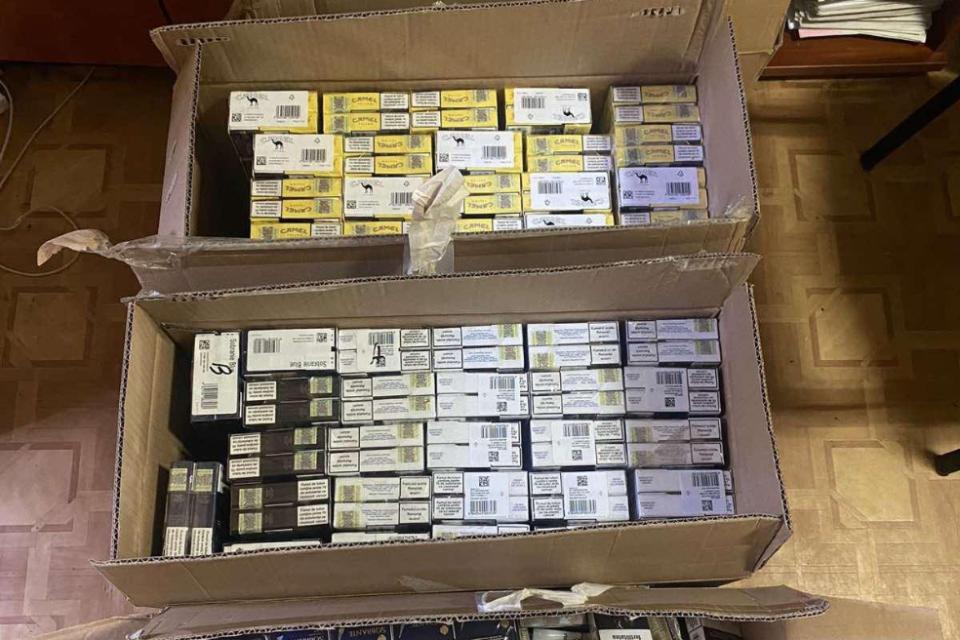 Peste 2000 pachete de țigări ascunse în podeaua unui microbuz, depistate la postul vamal Cahul //VIDEO