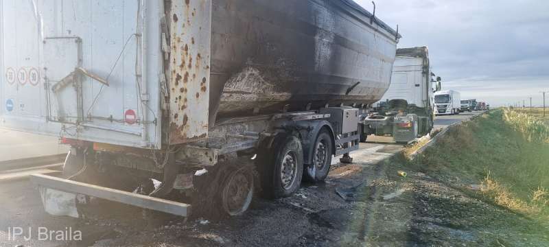 Trafic blocat în România pe DN2B: TIR din Republica Moldova cuprins de flăcări