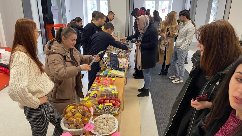 FOTO// Ziua Internațională a Studentului marcată de studenții USCH printr-un târg caritabil