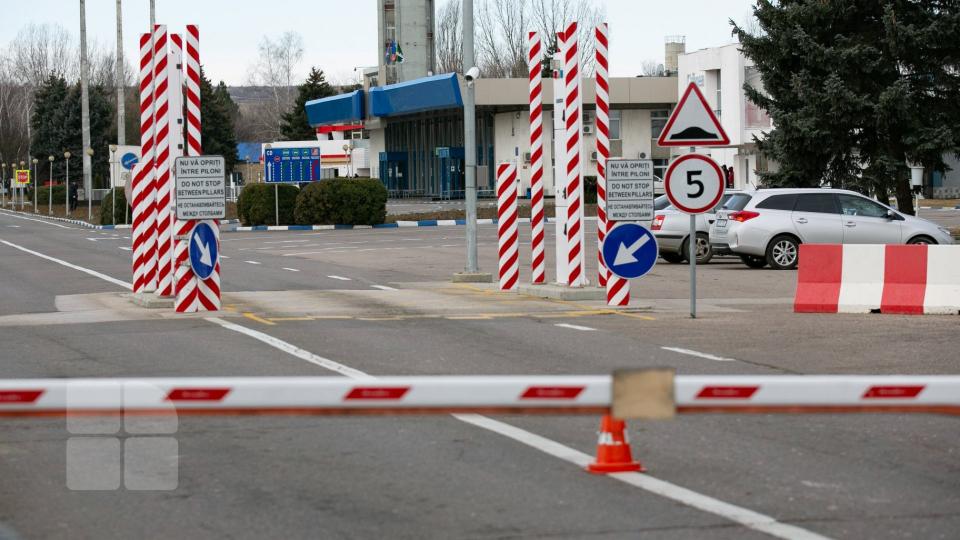 Două polițe de asigurări neveridice depistate la PTF Vulcănești. Șoferul ar fi achitat 850 de dolari pentru acestea