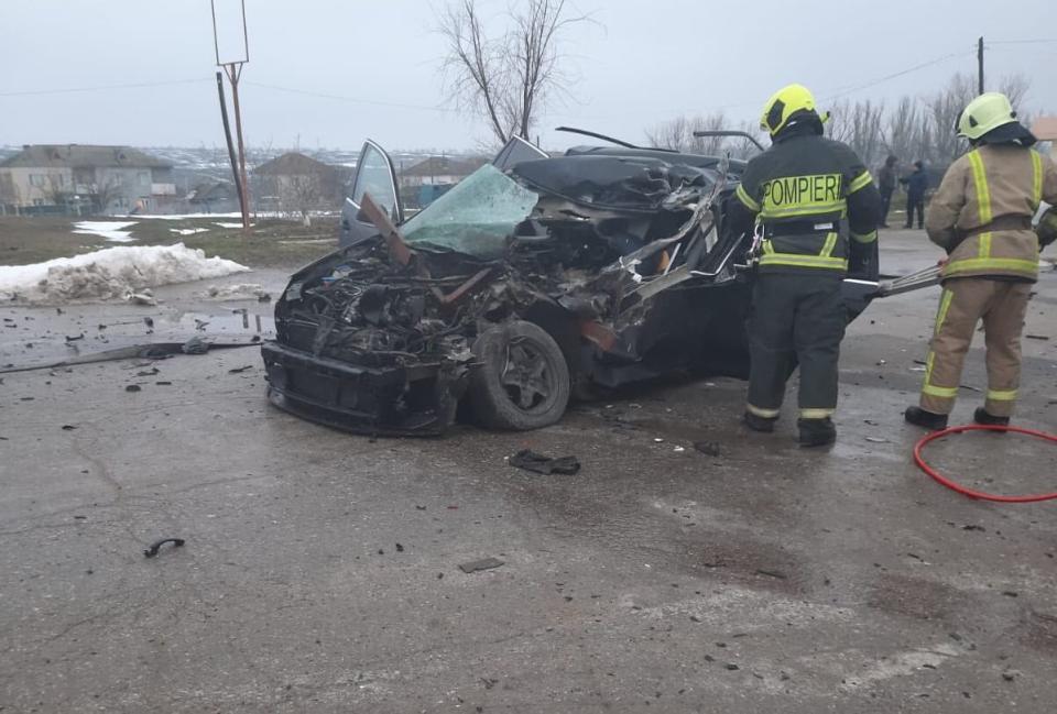 Grav accident, la Vulcănești. Un Volkswagen a răsturnat o autocisternă. Șoferul a murit // FOTO