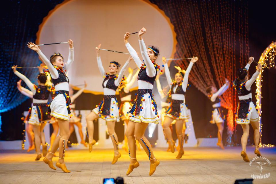 „Majorette-Show” din Cahul a revenit cu 4 trofee de aur de la Danube Dance Fest