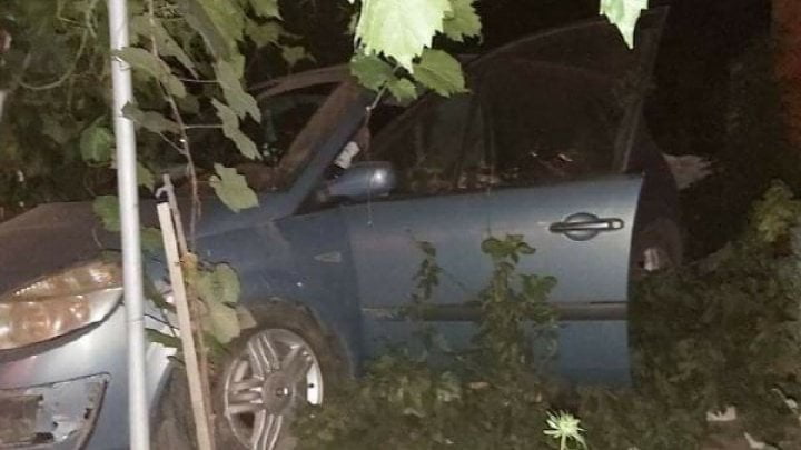 ACCIDENT GRAV în Cahul. Un șofer a ajuns cu mașina în curtea unui gospodar (FOTO)