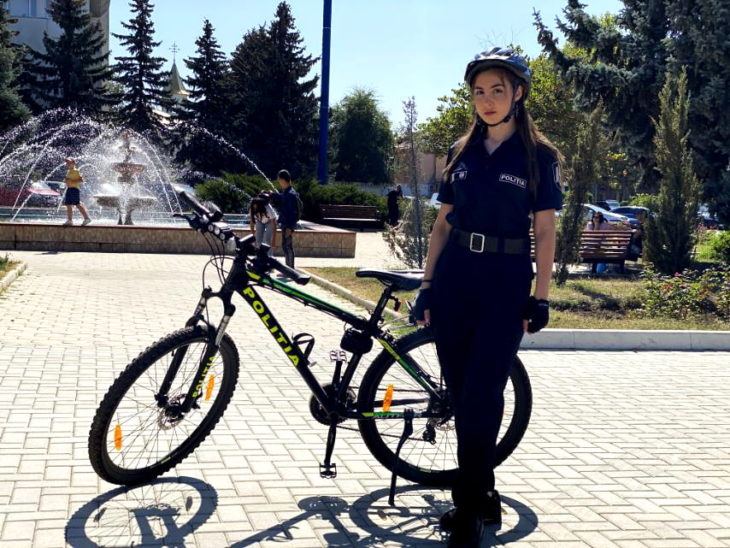 Polițistă, pe bicicletă, la 20 de ani // VIDEO