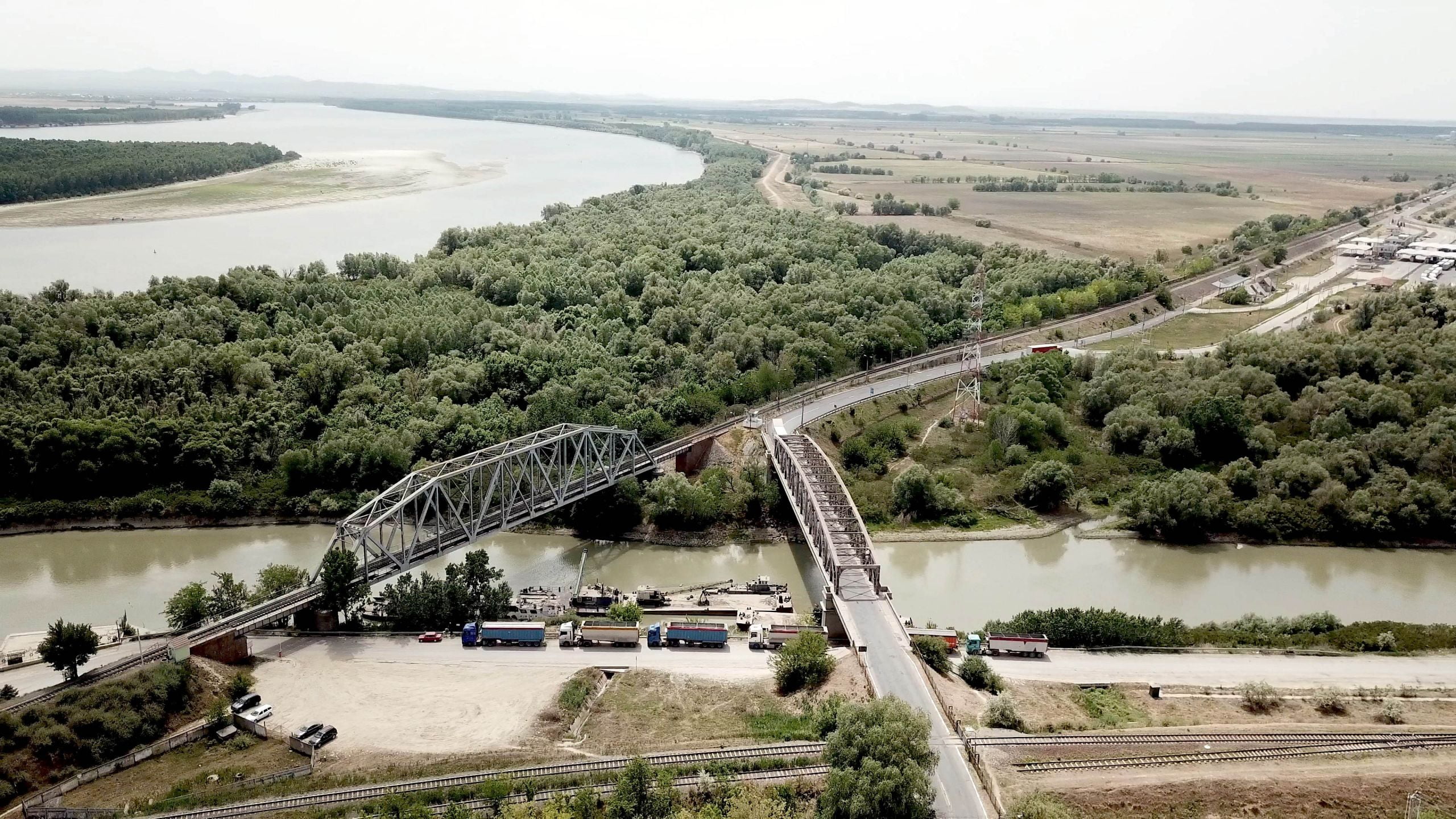 Presa din România: Rușii amenință că vor arunca în aer podul Galați-Giurgiulești