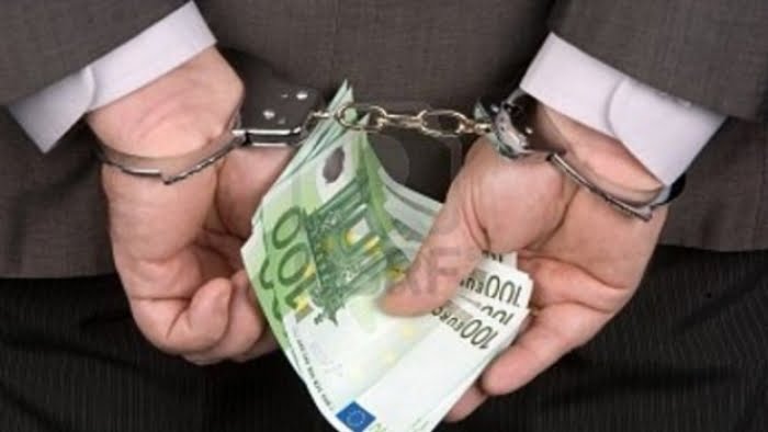 Avocat, prins în flagrant delict cu 5 000 de euro mită
