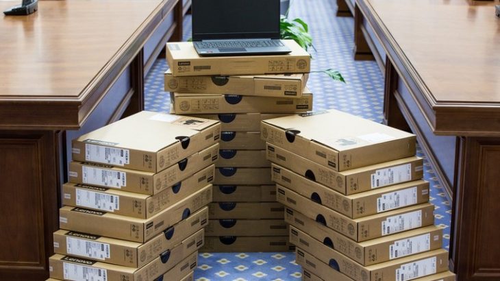 10 mii de laptopuri vor fi repartizate elevilor pentru lecții online