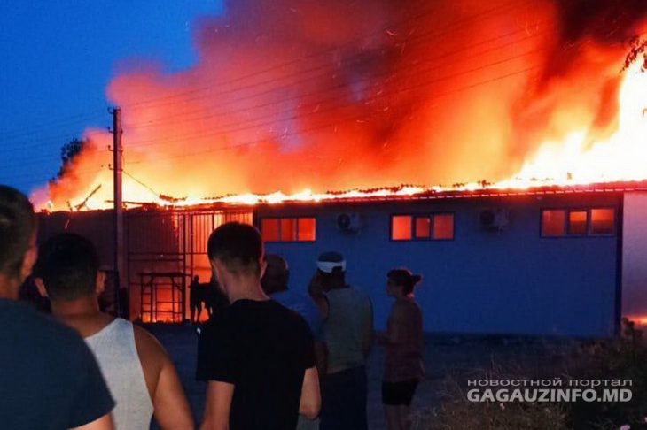 Incendiu de amploare în sudul țării. S-au aprins două magazine, unul din el încă nici nu a fost inaugurat /VIDEO