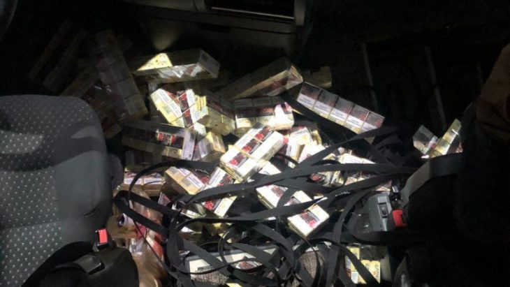 Peste 54 000 de țigarete, tăinuite în tavanul unui autocar de rută la PTF Cahul //VIDEO