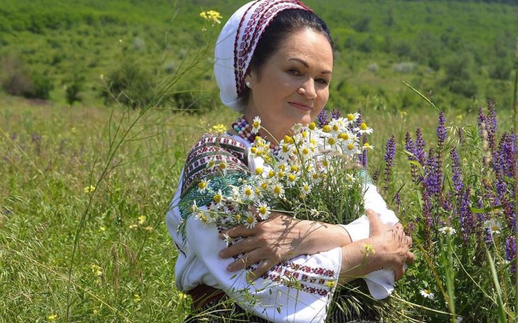 Cântăreața Ioana Căpraru a înregistrat mai multe piese muzicale noi