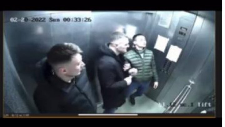 Tinerii suprinși cum scuipă în ascensor  sunt originari din Cahul /VIDEO