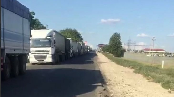 Traficul de camioane care merg spre portul Giurgiulești este redirecționat pe trasee alternative